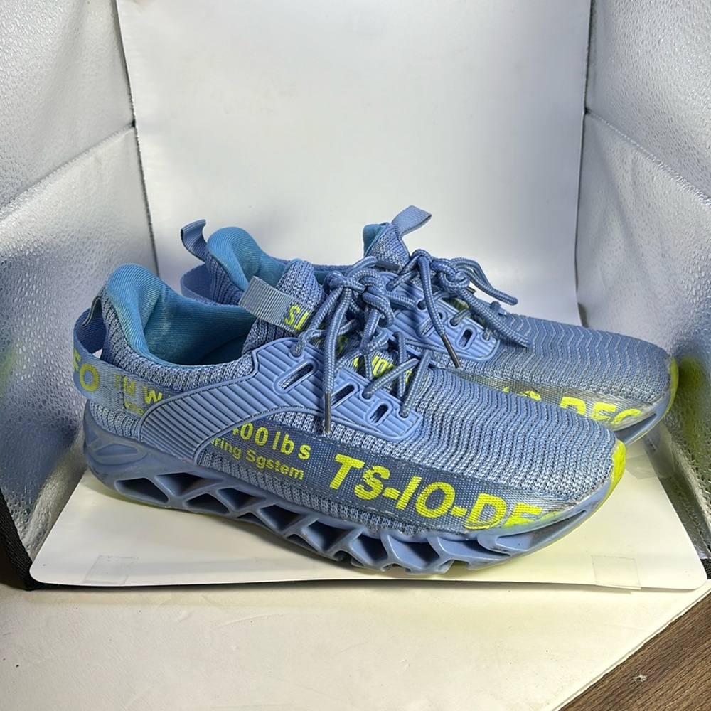 TS-10-DFO sneaker size (39.5) US8.5 in great condition
